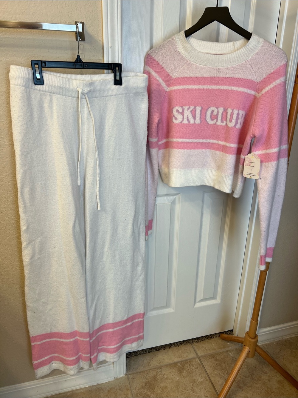 Ski Club Pink & White Women’s knit matching set - Picture 2 of 6